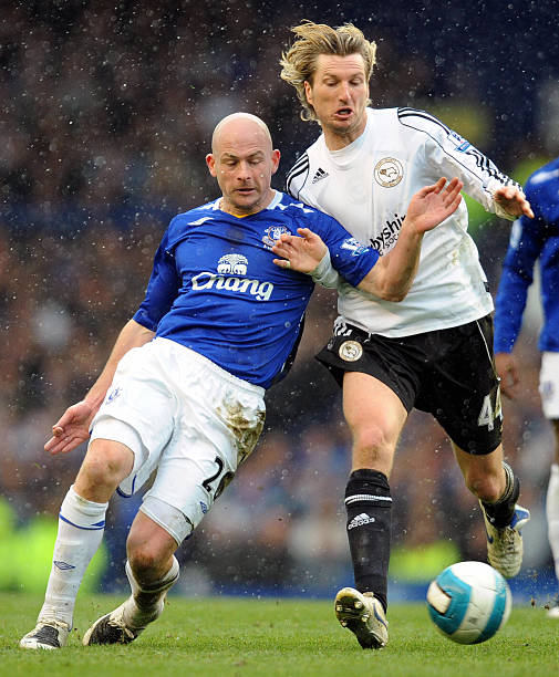 他不仅在右 他不仅在右